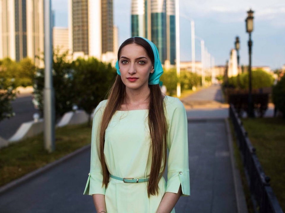 Không lâu sau đó, dự án trở nên phổ biến được nhiều người biết tới. Mihaela nhận được thư từ khắp nơi trên toàn cầu. Trong hình là một thiếu nữ người Nga.