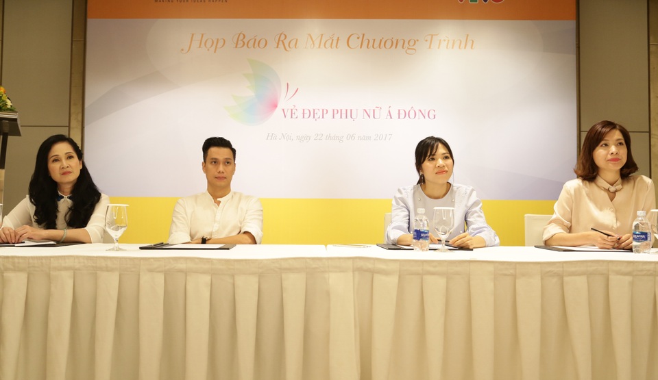 NSND Lan Hương và diễn viên Việt Anh trong buổi họp báo.