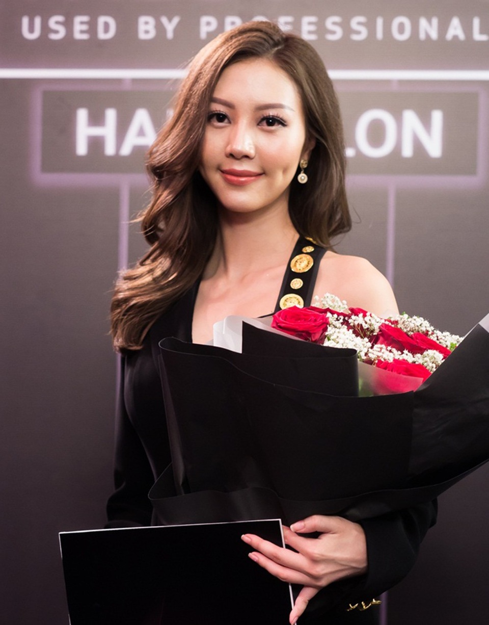 Kỳ Duyên "đánh bại" Phạm Hương, Minh Tú đưa học trò trở thành Quán quân “Vẻ đẹp thương hiệu” - 10 Và sau khi xem lại cả quá trình tham gia cuộc thi, đại diện nhãn hàng đã quyết định Ngọc Châm - team Kỳ Duyên chính là Quán quân của The Look - Vẻ đẹp thương hiệu mùa đầu tiên.
