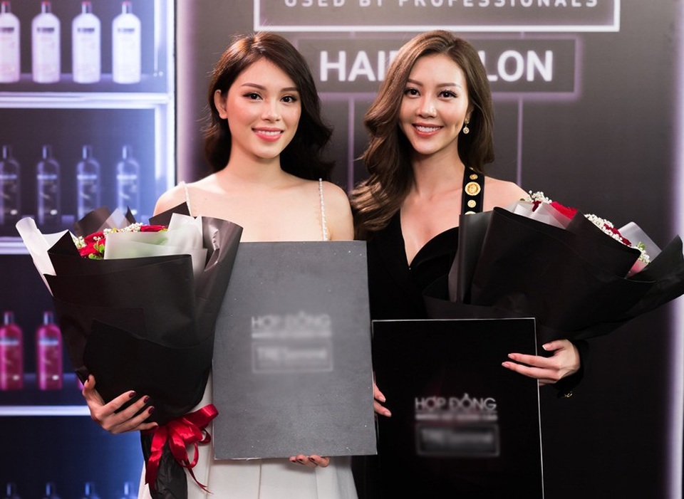 Kỳ Duyên "đánh bại" Phạm Hương, Minh Tú đưa học trò trở thành Quán quân “Vẻ đẹp thương hiệu” - 12 Giải thưởng cho Ngọc Châm và Phương Linh là 100 triệu đồng tiền mặt, một hợp đồng trở thành gương mặt đại diện thương hiệu trong 1 năm và 1 năm sử dụng sản phẩm.