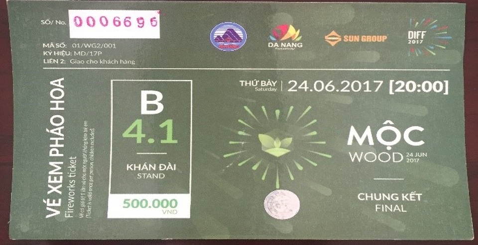 Đà Nẵng cảnh báo vé xem pháo hoa giả - 2 Vé xem pháo hoa giả có nhiều dấu hiệu để nhận biết bằng mắt thường như số seri bị lem, không có dấu chìm; phía bên phải vé không có dấu răng cưa; Tên khán đài trên vé giả có thể ghi B4.1, B4.2...