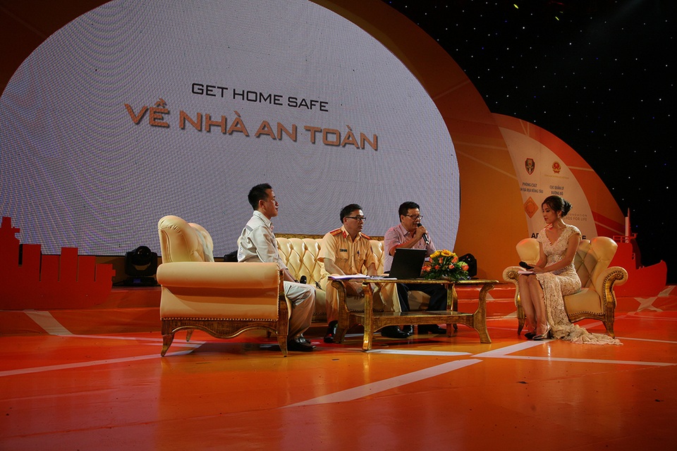 Đối thoại trên sân khấu giữa cơ quan Cảnh sát giao thông và các đơn vị liên quan