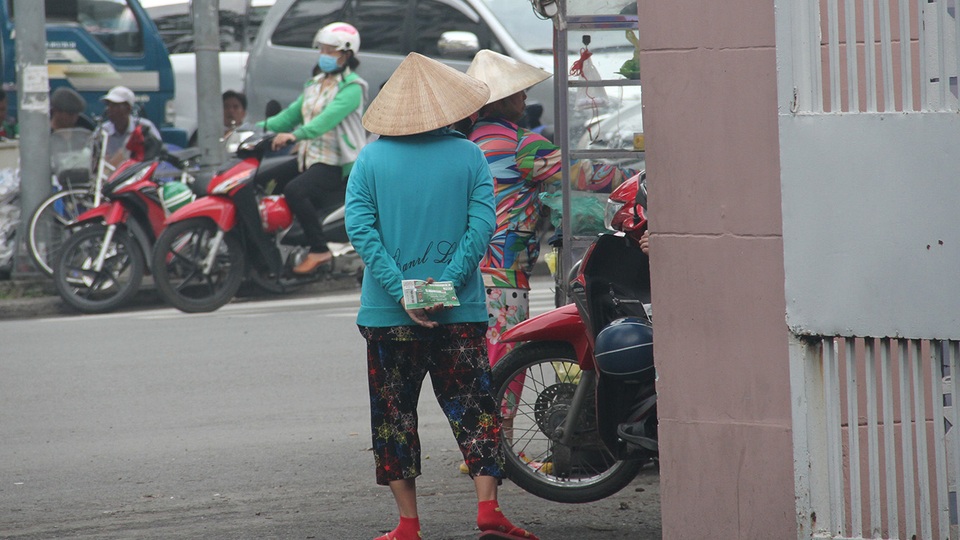 Vẫn còn hàng xấp trên tay dân phe vé