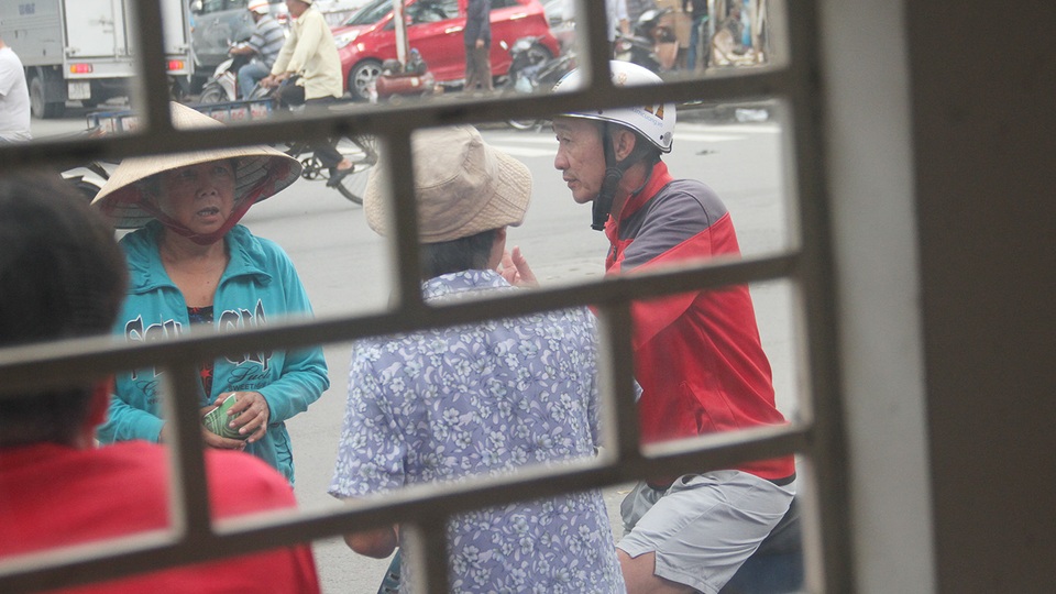 Thậm chí cố chặn người mua trước khi họ kịp bước vào phòng vé chính thức trước sân Thống Nhất