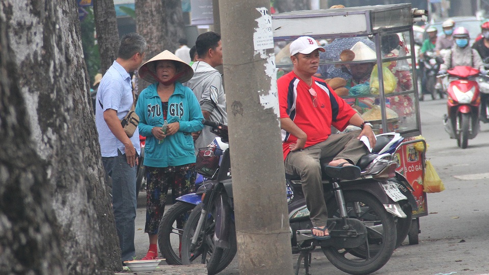 Người bán vé đã vắng so với các trận trước đây, người mua còn vắng hơn nhiều