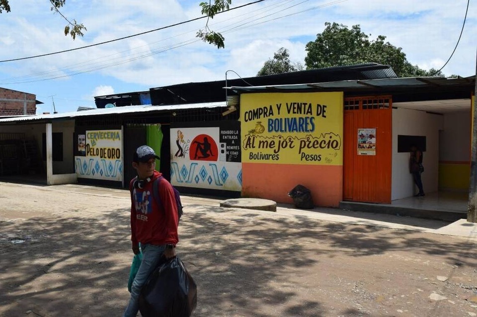 Khủng hoảng kinh tế ở Venezuela, làm “gái bán hoa” chỉ để mua đồ ăn - 3 Các quán bar và nhà chứa nằm trên phố ở Arauca, Colombia. Những người làm trong ngành công nghiệp tình dục, nói rằng hầu hết các gái mại dâm ở đây đều đến từ Venezuela, một dấu hiệu cho thấy cuộc khủng hoảng kinh tế sâu rộng của đất nước này. (Nguồn: Jim Wyss, Miami Herald)