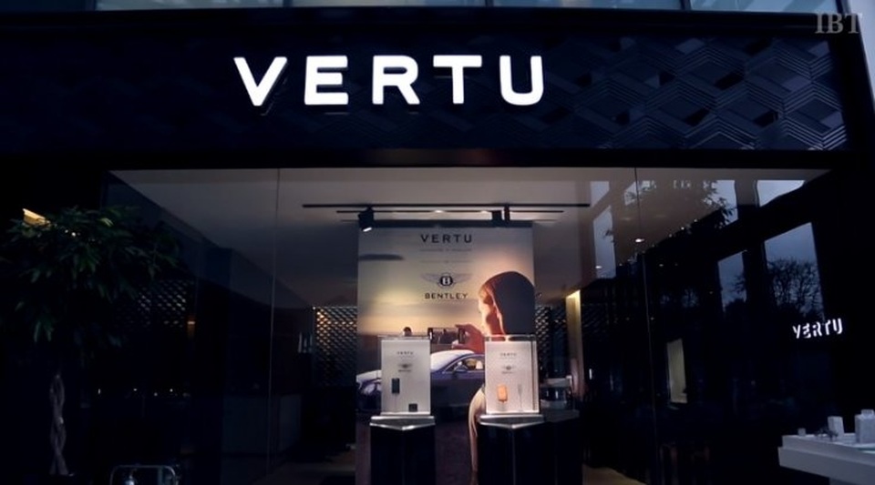 Hãng điện thoại Vertu giải thể vì vỡ nợ - 1
Vertu là nhà sản xuất điện thoại thông minh sang trọng của Anh, chuyên bán điện thoại được làm bằng titan với dịch vụ trợ giúp đặc biệt có giá từ 4.200 đến hơn 20.000 bảng Anh. (Nguồn: IBTimes)