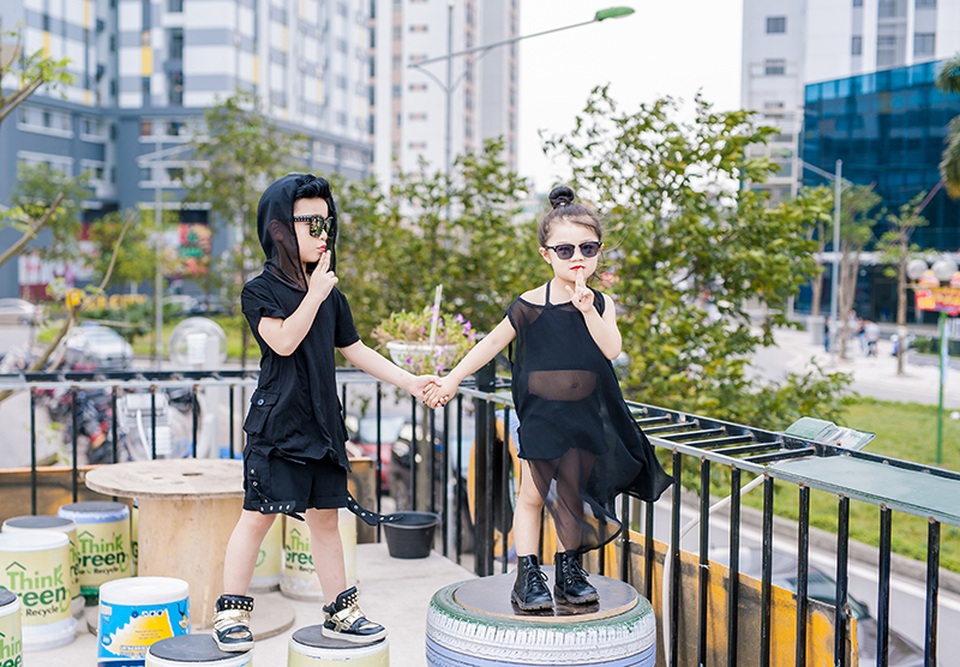 Mẫu nhí sành điệu với thời trang tông đen cực chất - 9 Mẫu nhí sành điệu với thời trang tông đen cực chất - 9