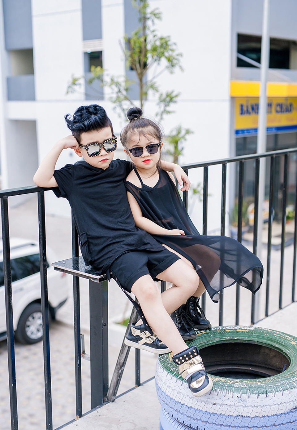 Mẫu nhí sành điệu với thời trang tông đen cực chất - 6 Mẫu nhí sành điệu với thời trang tông đen cực chất - 6