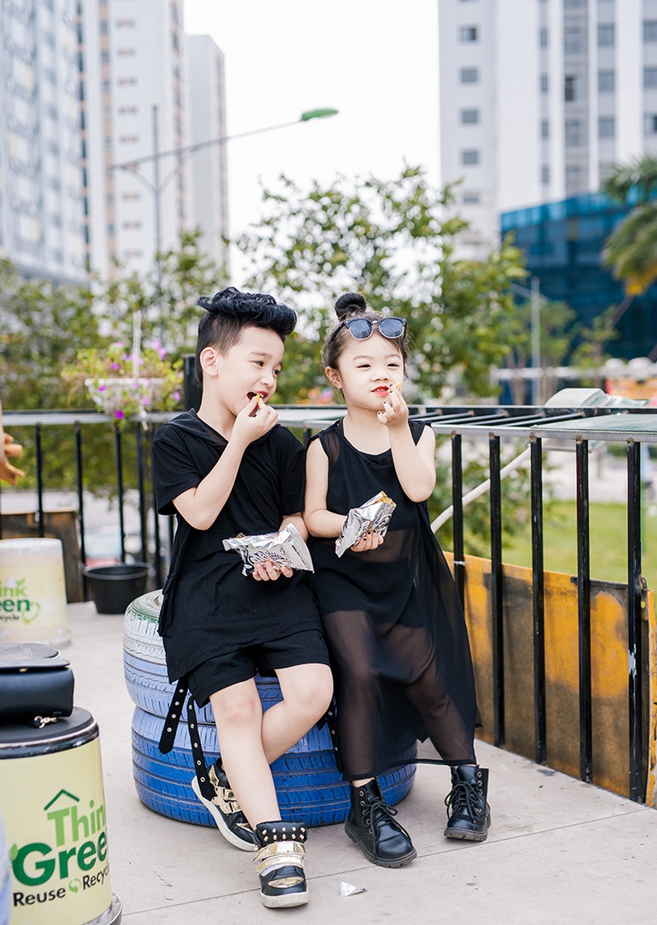 Mẫu nhí sành điệu với thời trang tông đen cực chất - 5 Mẫu nhí sành điệu với thời trang tông đen cực chất - 5