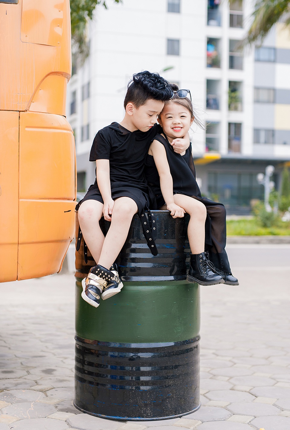 Mẫu nhí sành điệu với thời trang tông đen cực chất - 4 Mẫu nhí sành điệu với thời trang tông đen cực chất - 4