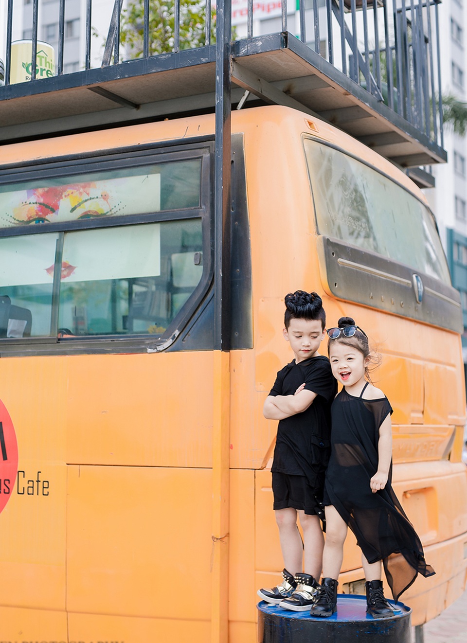 Mẫu nhí sành điệu với thời trang tông đen cực chất - 3 Mẫu nhí sành điệu với thời trang tông đen cực chất - 3