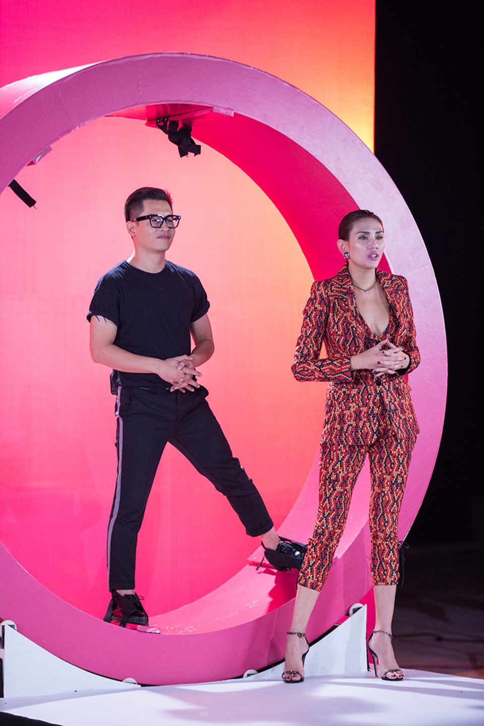 Võ Hoàng Yến - lúc sexy trễ nải, khi lại như… đàn ông trên ghế nóng - 7