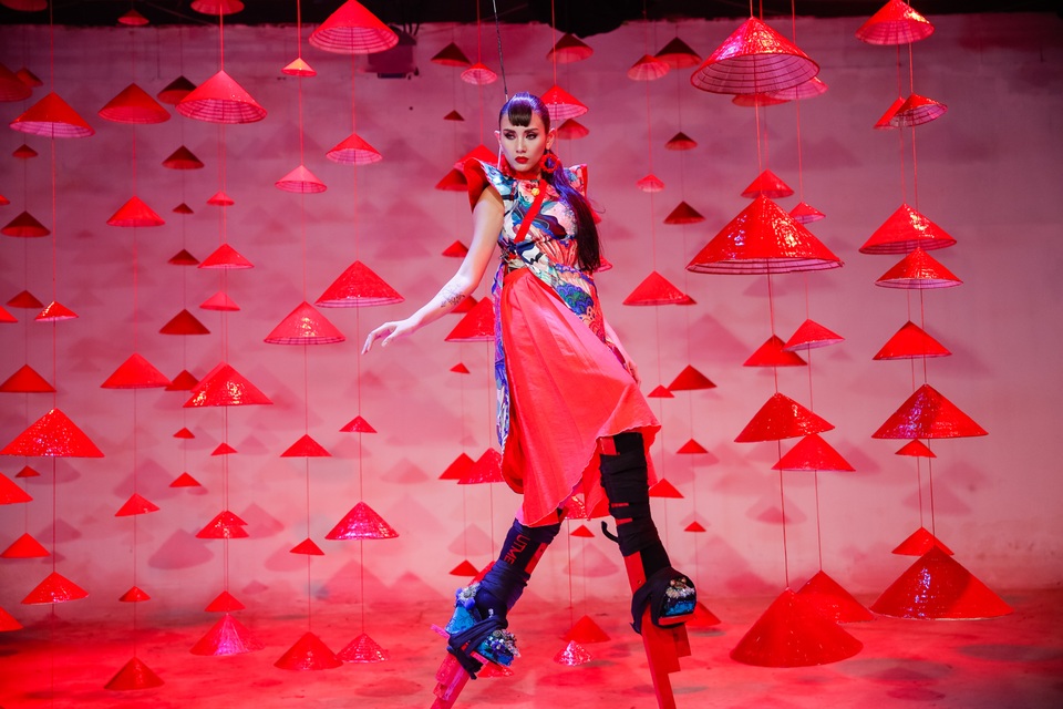 Cô làm người xem “chóng mặt” vì sự thay đổi phong cách và gout thời trang... không giống ai.