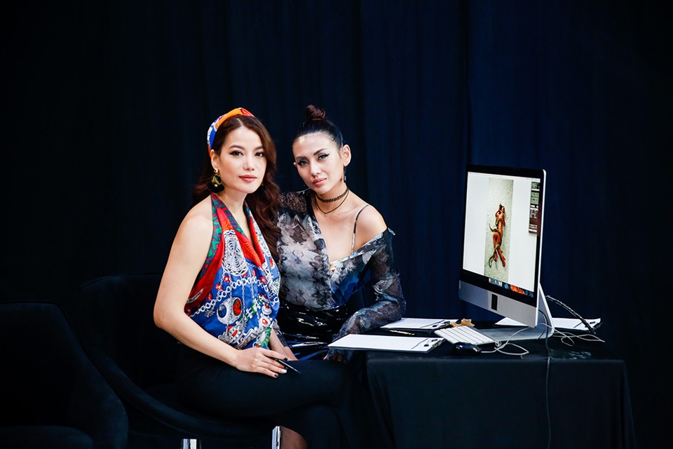 Kéo lệch áo trễ nải khoe bờ vai trần.