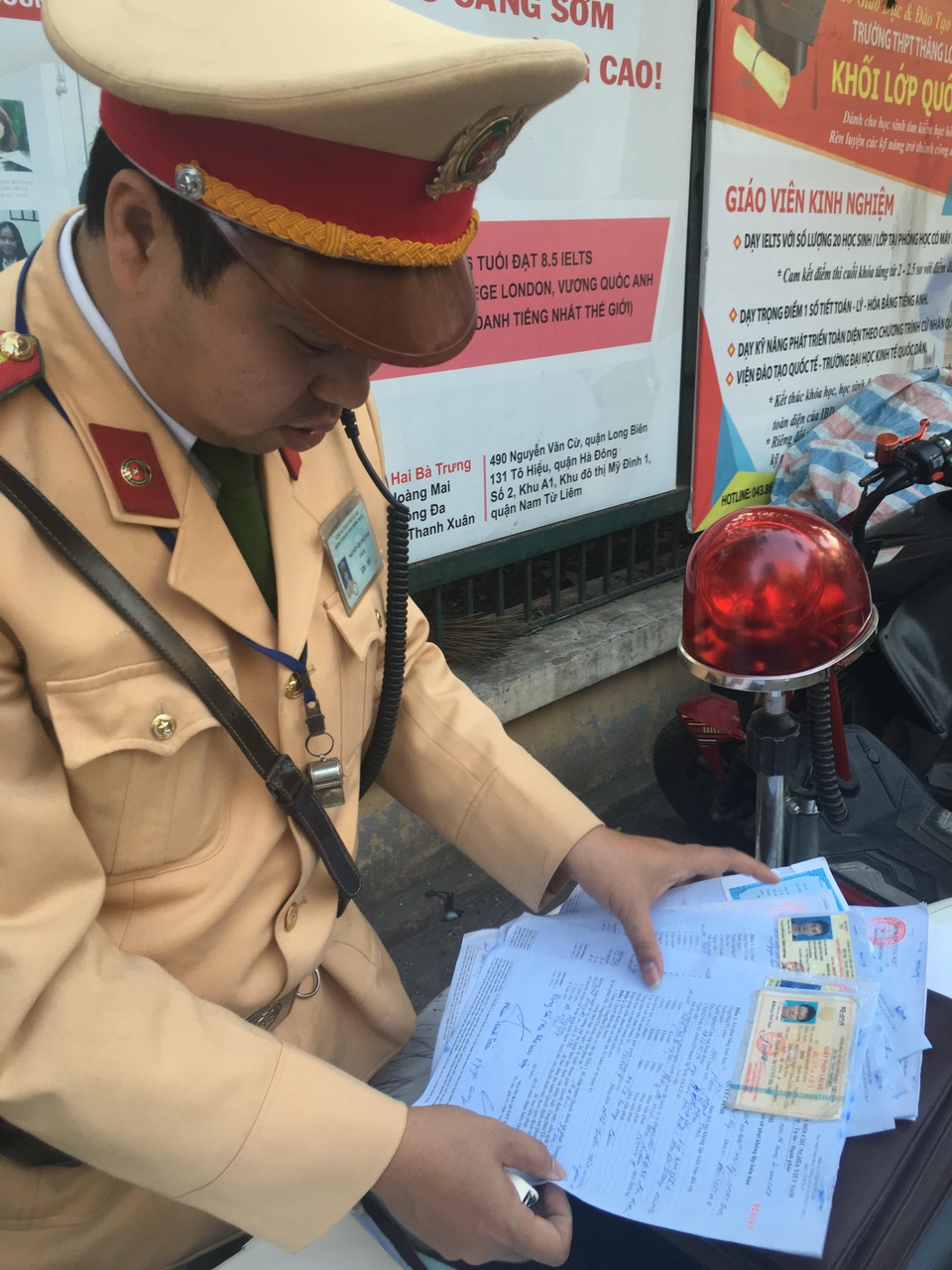 Vi phạm giao thông, học sinh rút tiền... mãi lộ CSGT! - 11 Rất nhiều học sinh vi phạm giao thông bị bắt lỗi và bị giữ xe, giữ giấy tờ xe