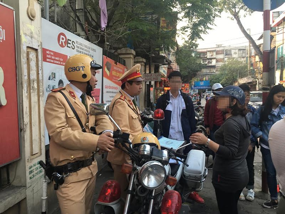 Vi phạm giao thông, học sinh rút tiền... mãi lộ CSGT! - 8 Vi phạm giao thông, học sinh rút tiền... mãi lộ CSGT! - 8