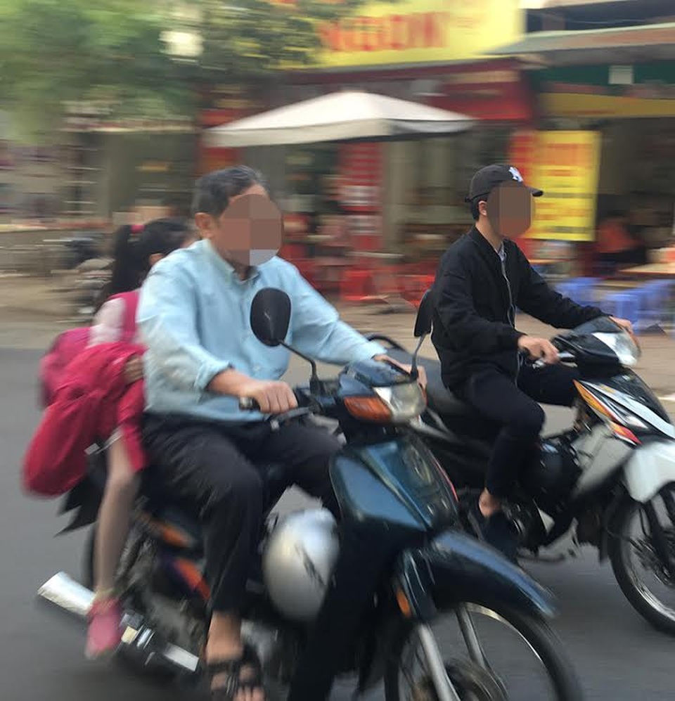 Vi phạm giao thông, học sinh rút tiền... mãi lộ CSGT! - 3 Những phụ huynh này có mũ bảo hiểm nhưng treo ở xe chứ không đội lên đầu khi tham gia giao thông