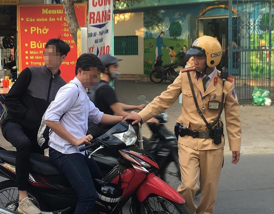 Vi phạm giao thông, học sinh rút tiền... mãi lộ CSGT! - 6 Em học sinh này bị CSGT dừng xe vì lỗi vi phạm không đội mũ bảo hiểm...