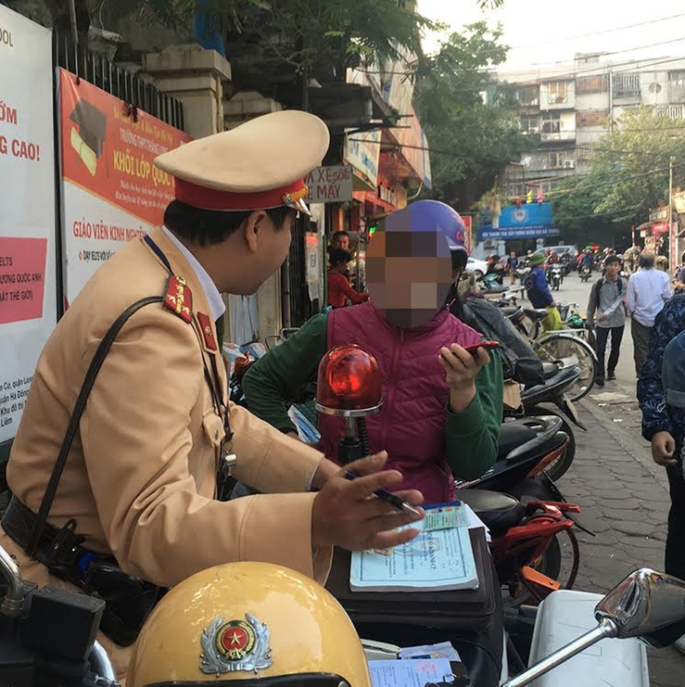 Vi phạm giao thông, học sinh rút tiền... mãi lộ CSGT! - 5
Phụ huynh gọi điện thoại cho người thân rồi đưa điện thoại cho CSGT nghe máy để nhận chỉ đạo cho đi, nhưng CSGT đã từ chối cuộc điện thoại.