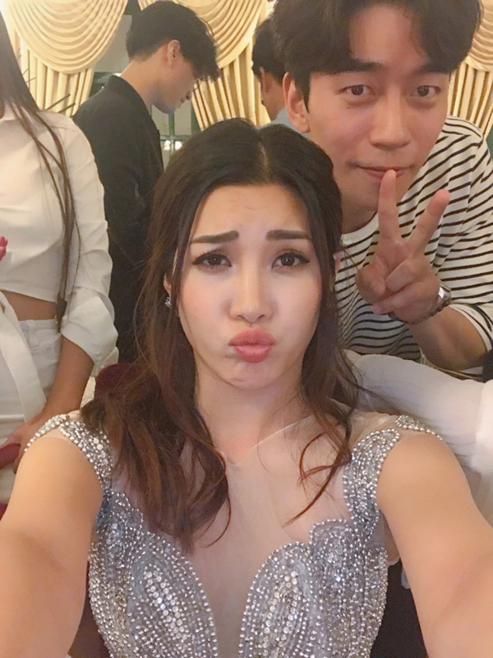 Shin Sung Rok - nam diễn viên chính điển trai của bộ phim đình đám Hàn Quốc “Vì sao đưa anh tới” đã âm thầm sang Việt Nam. Những hình ảnh thân mật của anh và nữ diễn viên Việt Nam Yan My trong tiệc sinh nhật của cô đã được hé lộ.