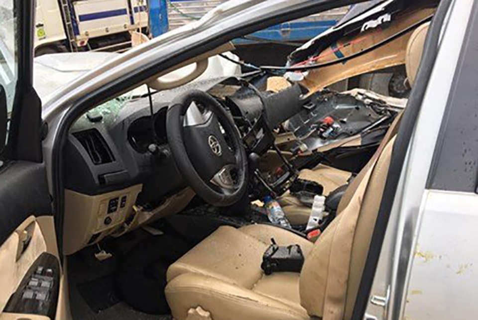 Vì sao túi khí không bung khi Toyota Fortuner gặp tai nạn? - 2
Những hình ảnh gây tranh cãi của cộng động mạng về việc vì sao túi khí của Toyota Fortuner không bung