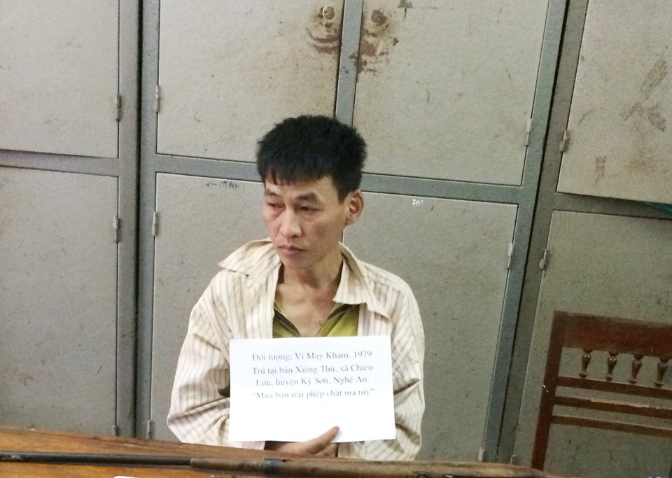 4 trinh sát quật ngã đối tượng buôn ma túy trang bị mìn tự chế - 1 Vi May Khăm tại cơ quan cảnh sát điều tra Công an huyện Kỳ Sơn (Nghệ An)