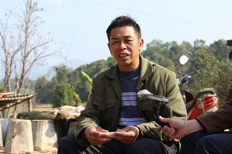 Những búi tóc tằng cẩu chăm chú nghe từng dòng tin thời tiết - 2 Anh Vì Văn Thành cho biết, áp dụng bản tin thời tiết trong sản xuất, năng suất mùa vụ cao hơn.
