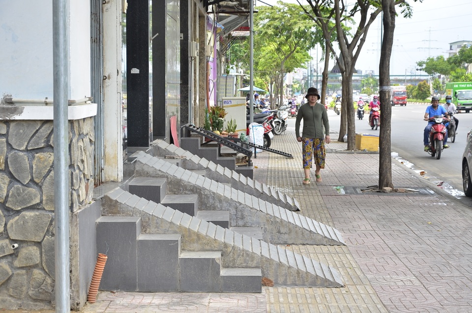 Bậc tam cấp tự chế "ôm trọn" vỉa hè đường đẹp nhất nội đô! - 2 Bậc tam cấp tự chế lấn chiếm vỉa hè Phạm Văn Đồng nhưng không thấy lãnh đạo địa phương xử lý