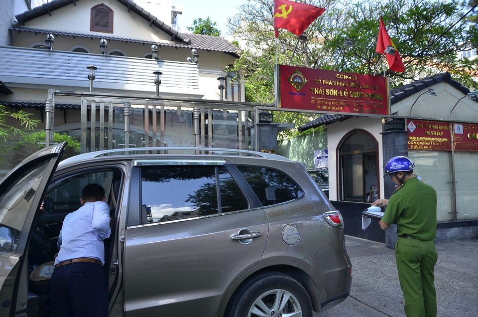 Đi họp, ông Đoàn Ngọc Hải cũng bắt phạt ô tô đậu chiếm vỉa hè - 2
2 chiếc ô tô đậu trên vỉa hè ngay trước Quận uỷ quận 1.