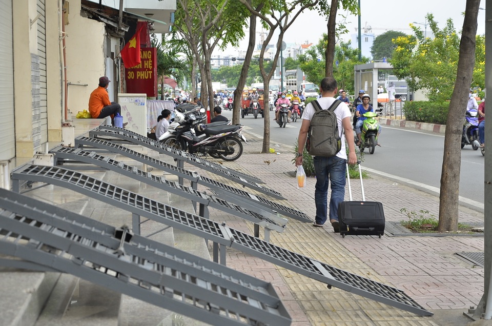 Bậc tam cấp tự chế "ôm trọn" vỉa hè đường đẹp nhất nội đô! - 1 Bậc tam cấp tự chế "ôm trọn" vỉa hè đường đẹp nhất nội đô! - 1