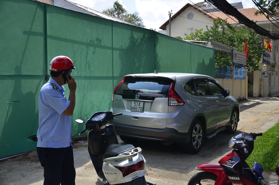 Đi họp, ông Đoàn Ngọc Hải cũng bắt phạt ô tô đậu chiếm vỉa hè - 1 Đi họp, ông Đoàn Ngọc Hải cũng bắt phạt ô tô đậu chiếm vỉa hè - 1