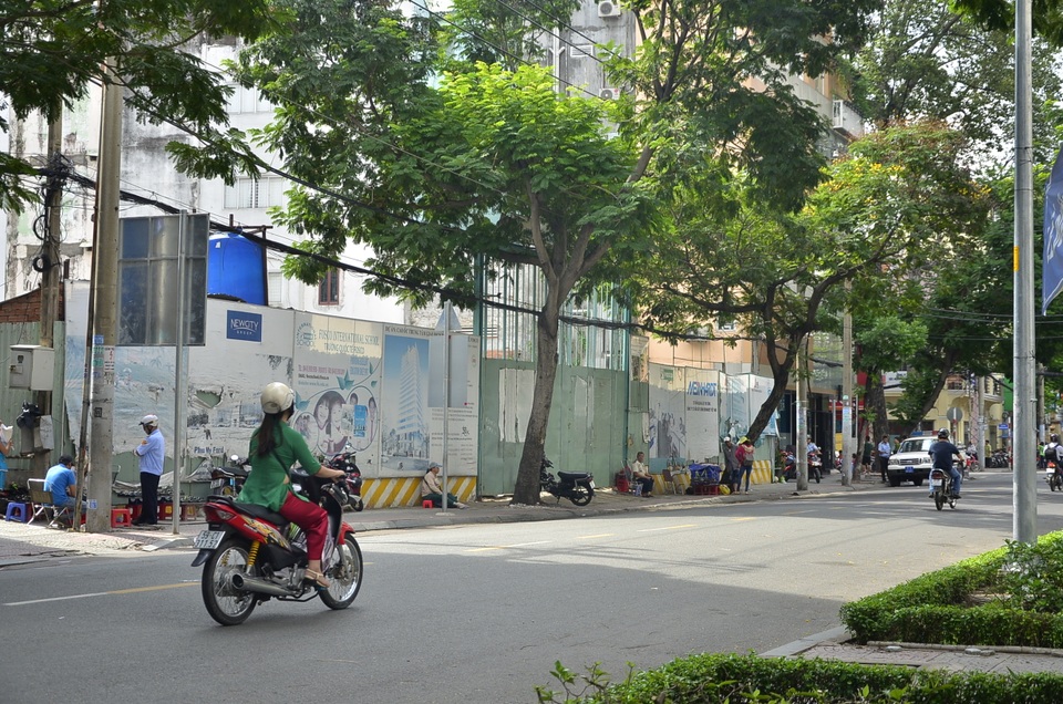 Vỉa hè bị tái chiếm sau vài tháng thông thoáng ngắn ngủi - 2 Mặc dù lực lượng trật tự đô thị phường Nguyễn Thái Bình đứng gần đó nhưng người dân vẫn vô tư bày bán hàng hoá chiếm vỉa hè