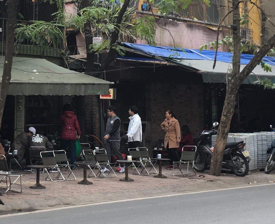 “Cuộc chiến” giành lại vỉa hè: Phải phạt cả người để vỉa hè bị lấn chiếm! - 2
Chiếm dụng vỉa hè để kinh doanh hàng quán, người đi bộ không có chỗ để đi.