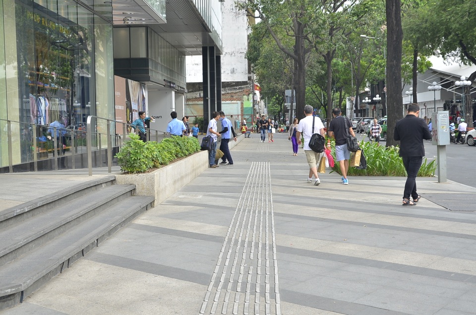 Đường phố thênh thang sau chiến dịch giành lại vỉa hè - 15 Vỉa hè đường Nam Kỳ Khởi Nghĩa
