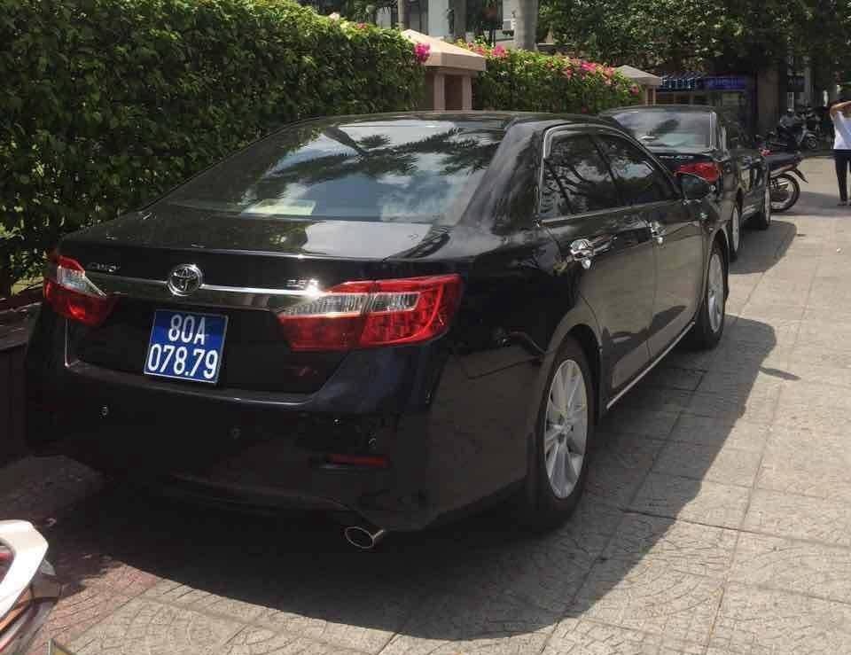 Ông Đoàn Ngọc Hải một mình đi bắt xe biển xanh đậu trên vỉa hè - 1 Ông Đoàn Ngọc Hải một mình đi bắt xe biển xanh đậu trên vỉa hè - 1