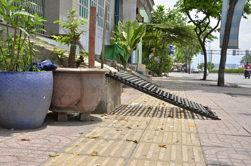 Bậc tam cấp tự chế "ôm trọn" vỉa hè đường đẹp nhất nội đô! - 4 Bậc tam cấp tự chế "ôm trọn" vỉa hè đường đẹp nhất nội đô! - 4