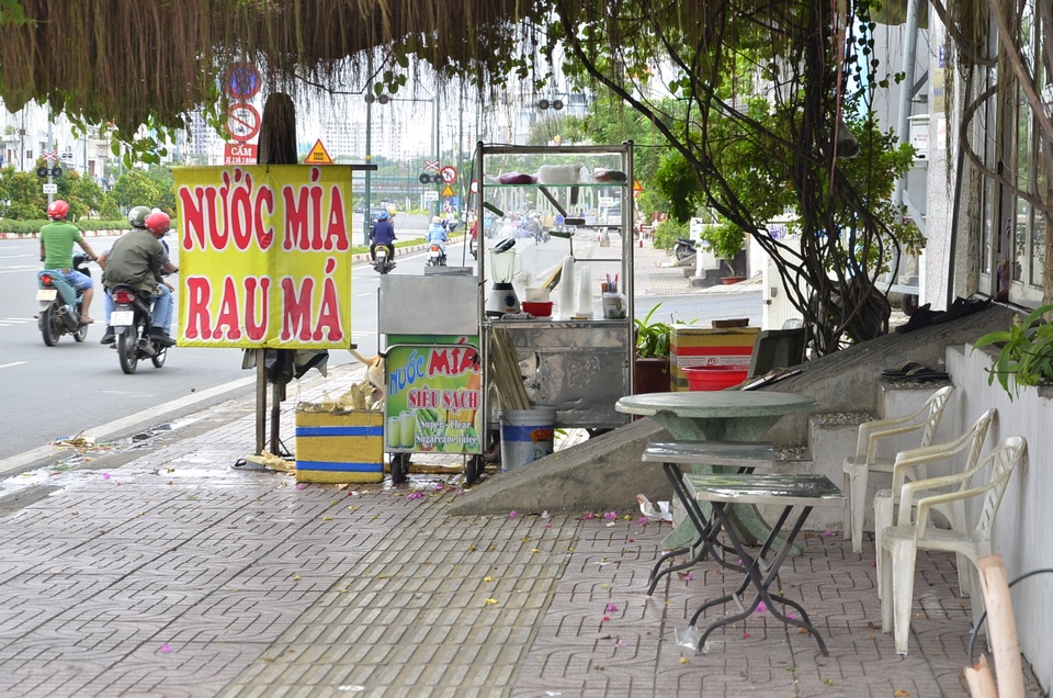 Bậc tam cấp tự chế "ôm trọn" vỉa hè đường đẹp nhất nội đô! - 9 Bậc tam cấp tự chế "ôm trọn" vỉa hè đường đẹp nhất nội đô! - 9