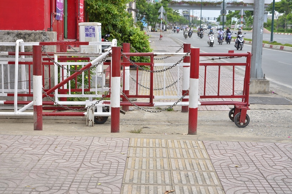Bậc tam cấp tự chế "ôm trọn" vỉa hè đường đẹp nhất nội đô! - 8 Còn đâu lối đi dành riêng cho người khiếm thị