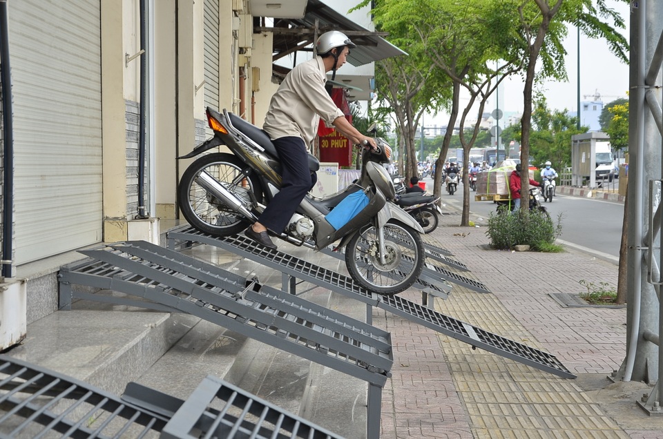 Bậc tam cấp tự chế "ôm trọn" vỉa hè đường đẹp nhất nội đô! - 6 Những bậc tam cấp doi ra chiếm hết lối đi dành riêng cho người khiếm thị