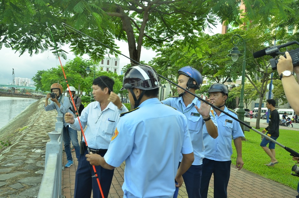 Ông Đoàn Ngọc Hải đề xuất hạ chức Chủ tịch phường vì 2 bãi xe không phép - 7 Nhiều người câu cá bị đoàn liên ngành tịch thu đồ nghề