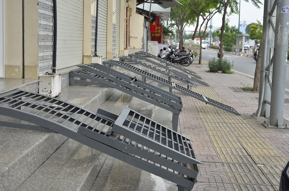 Bậc tam cấp tự chế "ôm trọn" vỉa hè đường đẹp nhất nội đô! - 7
Theo thiết kế thì sau mỗi lần dắt xe ra hoặc vào nhà thì người dân sẽ gấp bậc tam cấp này lại để trả vỉa hè cho người đi bộ nhưng nhiều người cố tình quên