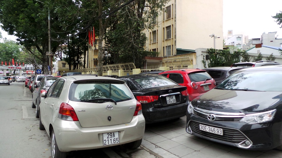 Hà Nội trước “giờ G”: Người đi bộ vẫn đi dưới lòng đường - 10
Phố Lê Đại Hành.
