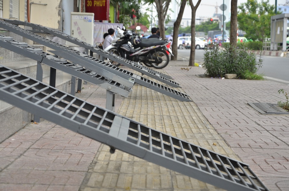 Bậc tam cấp tự chế "ôm trọn" vỉa hè đường đẹp nhất nội đô! - 5 Bậc tam cấp tự chế "ôm trọn" vỉa hè đường đẹp nhất nội đô! - 5