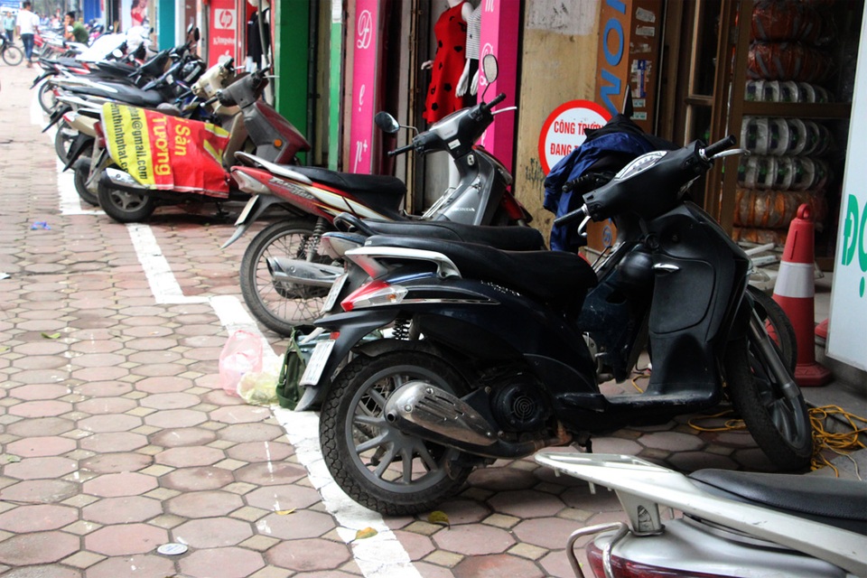 Hà Nội: Vì sao vạch kẻ vỉa hè đường Nguyễn Trãi có hình zích zắc? - 2 Một đoạn vỉa hè trên đường Nguyễn Trãi có vạch kẻ hình zích zắc.
