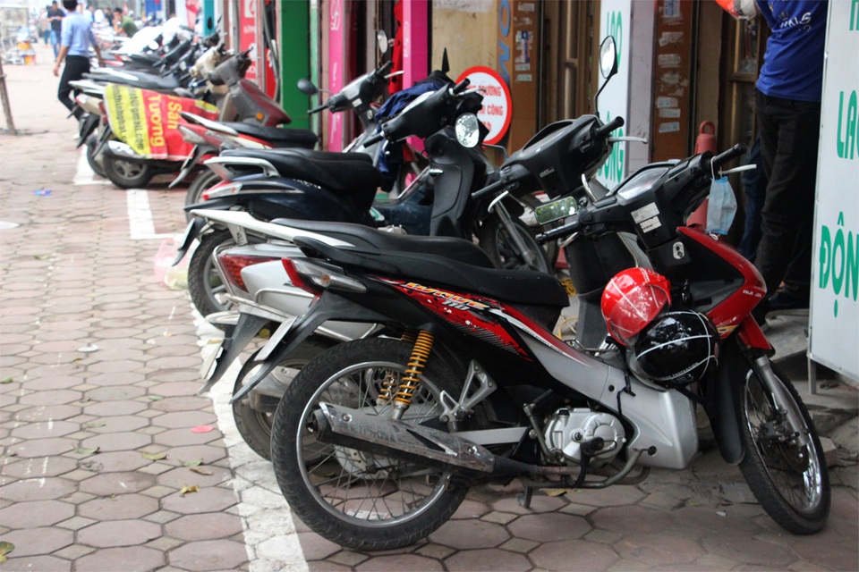 Hà Nội: Vì sao vạch kẻ vỉa hè đường Nguyễn Trãi có hình zích zắc? - 1 Hà Nội: Vì sao vạch kẻ vỉa hè đường Nguyễn Trãi có hình zích zắc? - 1