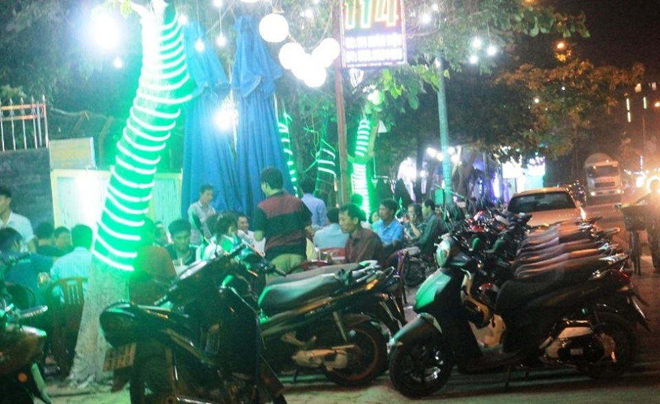Ngày 11/4, Bình Định ra quân “xử” các quán nhậu chiếm vỉa hè - 1 Ngày 11/4 này, TP Quy Nhơn sẽ ra quân “xử” các quán nhậu tưng bừng trên vỉa hè, trong đó điểm nóng là đường Xuân Diệu và nội bộ Xuân Diệu