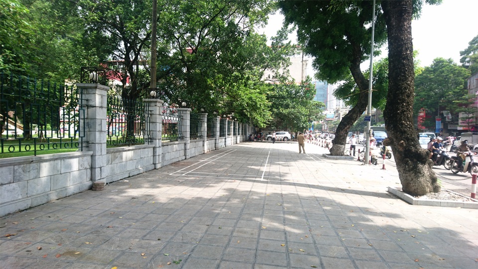 Công an vào cuộc, khu di tích Gò Đống Đa sạch bóng hàng quán - 2
Vỉa hè bên ngoài Gò Đống Đa đã lấy lại vẻ sạch sẽ thoáng mát.