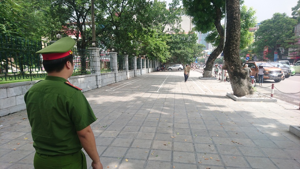 Công an vào cuộc, khu di tích Gò Đống Đa sạch bóng hàng quán - 3 Công an phường túc trực để nhắc nhở, yêu cầu người dân không được bán hàng rong, dựng xe máy lộn xộn.