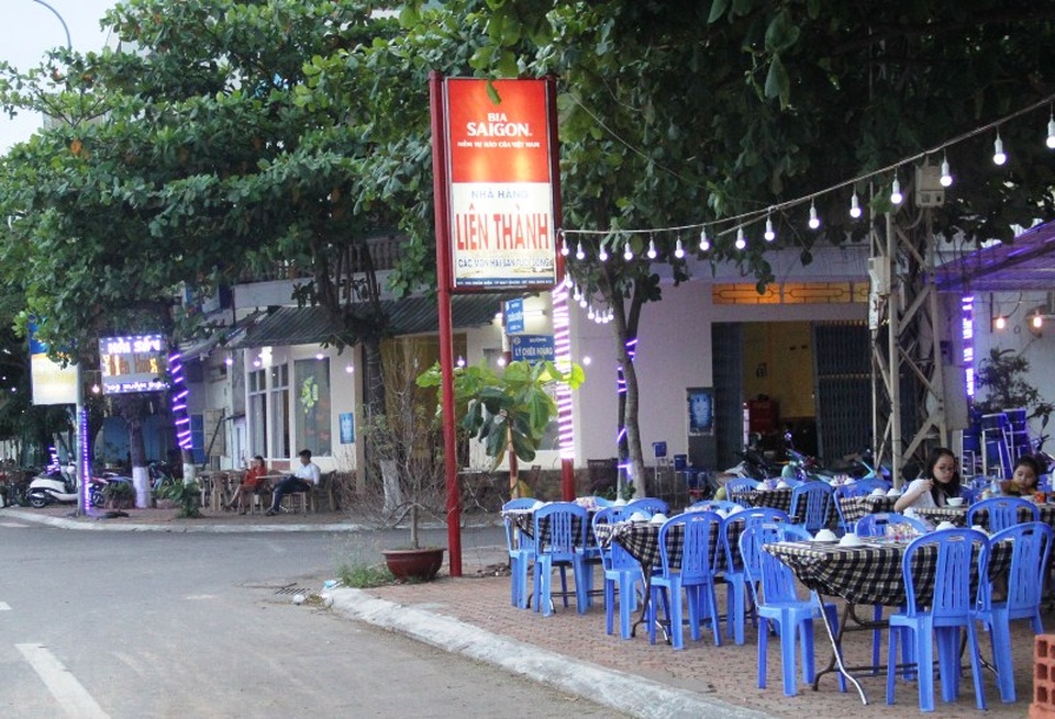 Ngày 11/4, Bình Định ra quân “xử” các quán nhậu chiếm vỉa hè - 2 Thời gian qua, các ngành chức năng đã tuyên truyền, vận động và xử lý nhiều trường hợp nhưng tình trạng lấn chiếm vỉa hè vẫn chưa đạt hiệu quả cao